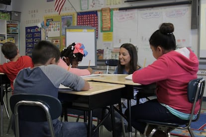 La profesora española Lucía Fernández, con sus alumnos de tercero de Primaria en Carolina del Norte (EE UU). 