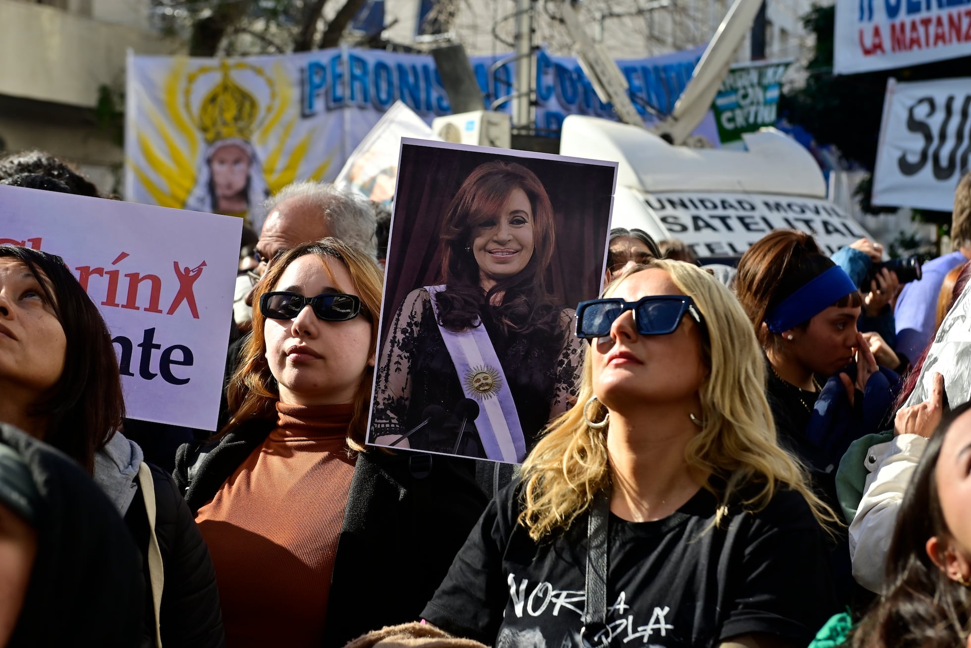 El peronismo exhibe su poder de movilización con una marcha en apoyo de ...