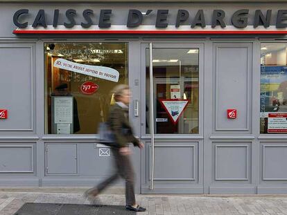 Exterior de una oficina de Caisse d&#39;Epargne en París.