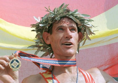 El exatleta español Abel Antón (1962), campeón mundial de maratón en 1997 y 1999, fue senador del Partido Popular en Soria, de donde es originario, en 2011. Este bicampeón del mundo de maratón dio también el salto a la política con el cargo de secretario de deportes del PP en Soria en el mismo año.