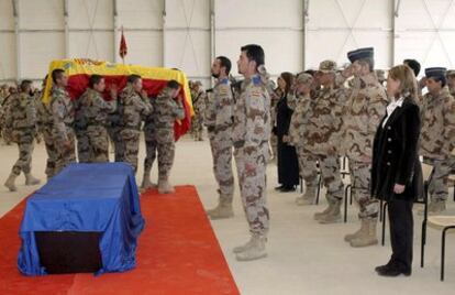 Carme Chacón acompañada del JEMAD, general José Julio Rodríguez, durante el acto solemne celebrado en la base de Herat con el que las tropas españolas en Afganistán han despedido hoy al soldado John Felipe Romero Meneses fallecido ayer en atentado.