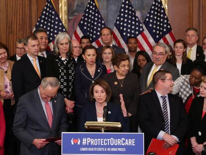 Nancy Pelosi, presidenta de la Cámara de Representantes, en el centro.
  