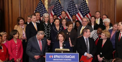 Nancy Pelosi, presidenta de la Cámara de Representantes, en el centro.
  