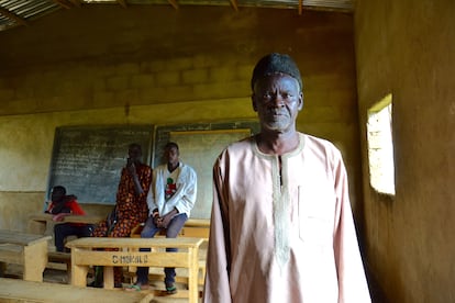 FOTOGALERÍA | LOS QUE SOBREVIVEN A BOKO HARAM. A Belfet Keleved, los terroristas le quemaron su casa y sus campos. Ahora vive desplazado en Ndrok junto a sus dos mujeres y sus hijos.
