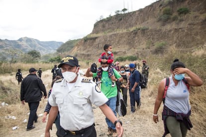 Miles de migrantes que viajaban en caravana hacia Estados Unidos fueron replegados por policias guatemaltecos en la carretera de Vado Hondo.  