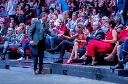 El presidente de la CEOE, Antonio Garamendi, saluda a la vicepresidenta primera y ministra de Hacienda, María Jesús Montero.