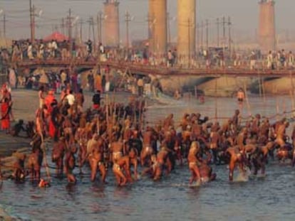 Fieles hindúes realizan sus rituales en la ciudad de Allahabad el pasado martes.