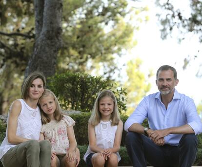 Los Reyes junto a sus dos hijas, la princesa Leonor y, a la derecha, la infanta Sofía, durante sus vacaciones en Palma en 2015.