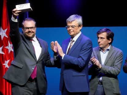 El reportero de El País, Luis de Vega Hernández, recibe el premio al Mejor Periodista del Año 2022, durante la entrega de la 84ª edición de los premios de la Asociación de la Prensa de Madrid, este jueves.