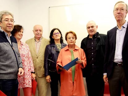 Alberto López Basaguren a la derecha de la imagen, junto al resto de los impulsores del manifiesto.