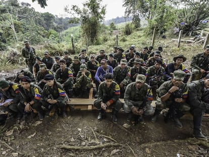 Guerrilleros de las FARC en un campamento en las montañas colombianas, durante el proceso de paz , el 18 de febrero de 2016.