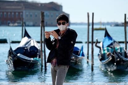 El Gobierno italiano aislará, hasta el 3 de abril, toda la región de Lombardía. En la imagen, un turista se hace un selfi en Venecia.