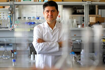 Javier García Martínez, expresidente de la Organización Mundial de Química y Premio Nacional de Investigación, en su laboratorio del campus de la Universidad de Alicante