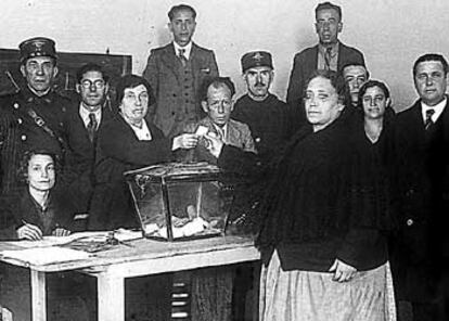 Una mujer vota en 1933. Imagen de la exposición <i>El voto de las mujeres</i> (Fundación Pablo Iglesias).