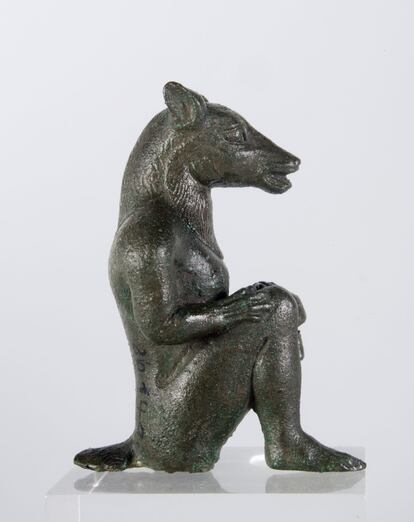 Figura funeraria en bronce de un demonio con cabeza de perro, del 500 A. C.