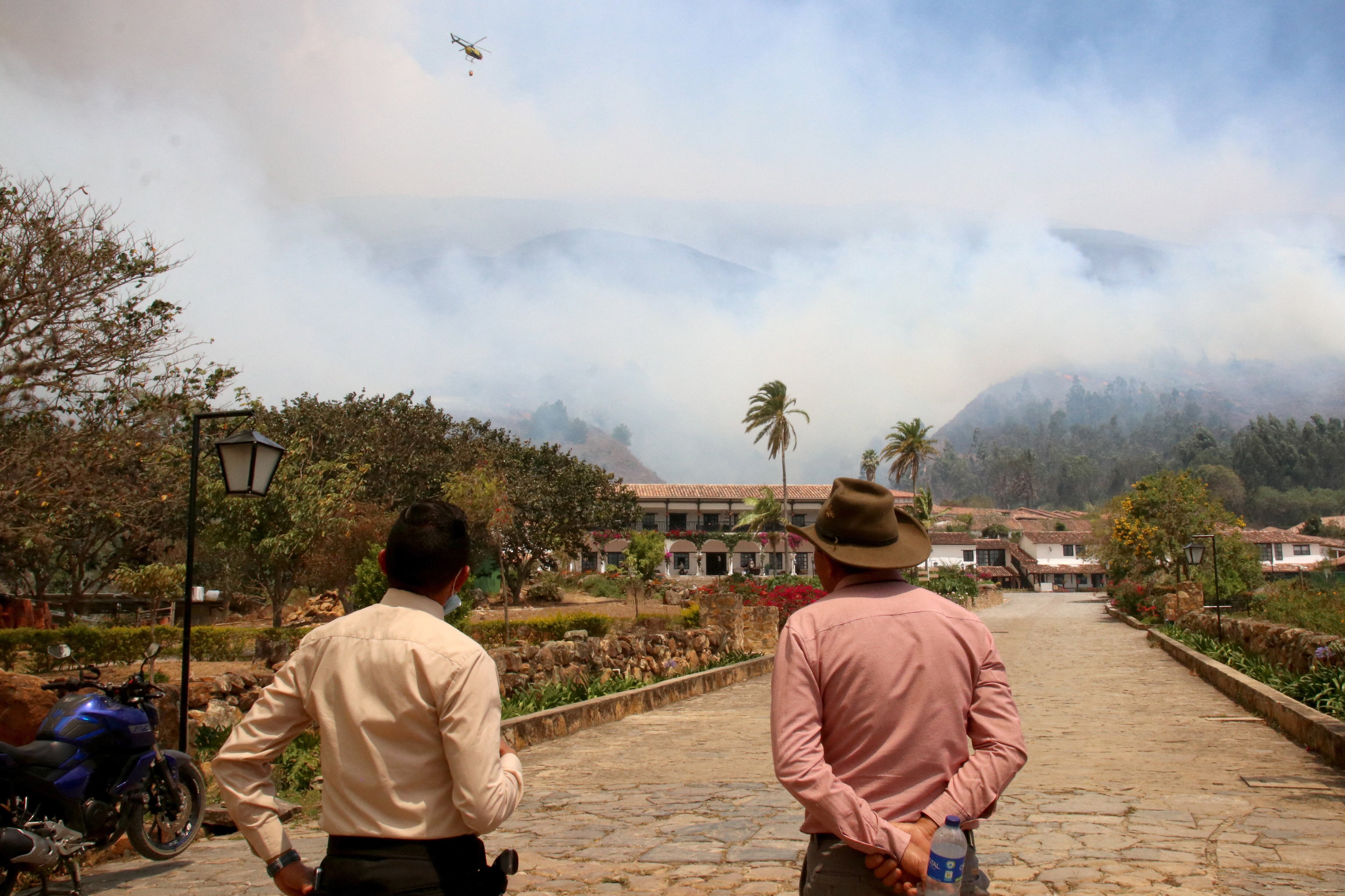 El incendio en Villa de Leyva se aleja del casco histórico hacia lo alto del cerro: “Nos faltó apoyo a tiempo”