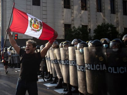 Un manifestante sostiene una bandera de Perú, durante una protesta contra el Gobierno de Castillo, este miércoles en Lima.