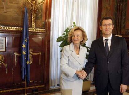 Elena Salgado y Alberto Núñez Feijóo, ayer en la sede del Ministerio de Economía antes de comenzar la reunión.