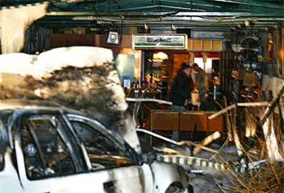 Restos del coche que ha explotado esta noche en una zona de bares de Jerusalén.