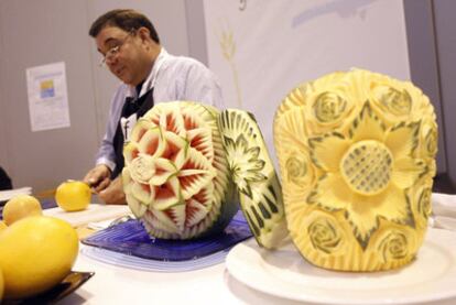 Esculturas de fruta realizadas por la Asociación Nacional de Maîtres y Camareros en el Salón de Dieta Mediterránea y Salud.