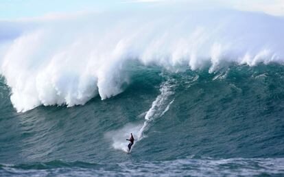 Un surfista entre las olas gigantes de Belharra, a unos dos kilómetros de la costa del País Vasco francés.