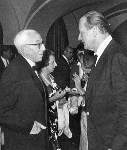 Josep Ensesa Gubert, fundador de La Gavina, conversa con John Wayne, en una fiesta en el hostal en 1968.