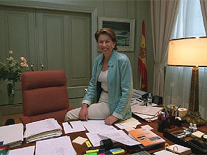 Magdalena Álvarez posa en su despacho del Ministerio de Fomento al final de la entrevista.