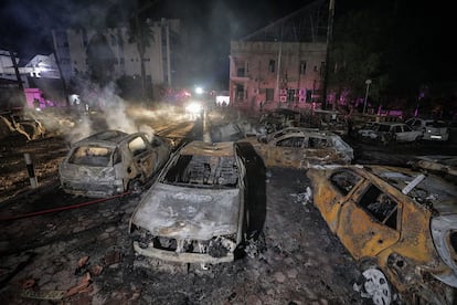 Un bombardeo alcanzó la noche del martes el patio de un hospital en Gaza, causando al menos 500 muertos, según el Ministerio de Sanidad gazatí. En la imagen, decenas de coches quemados en el exterior del hospital Al Ahli tras el ataque.