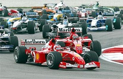 Rubens Barrichello encabeza la carrera en una curva de la primera vuelta.