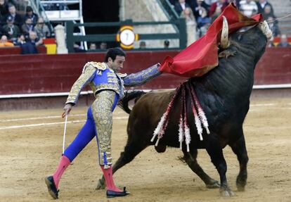 Enrique Ponce, figura y torero local a la vez, mantuvo su tónica habitual.