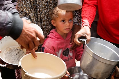 Una niña espera para recibir comida, en Jan Yunis este domingo.