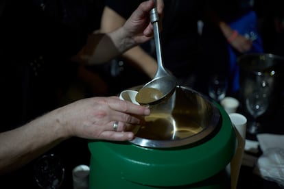 Sopa de hongos es servida durante la inauguración de la exhibición, el pasado 14 de noviembre.