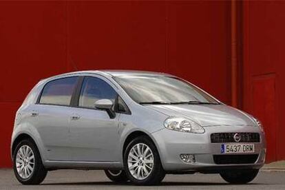 El Fiat Grande Punto presenta una imagen elegante y deportiva. El diseño del frontal se inspira en los Maseratti, integra una parrilla con clase y un parabrisas muy inclinado que realzan su personalidad.