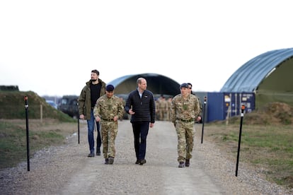 Esta visita del príncipe Guillermo a Polonia se produjo a petición del Gobierno de Reino Unido. Aun así, el futuro monarca ha sido un claro defensor Ucrania desde el inicio de la guerra con Rusia, tuiteando su apoyo a los ucranios pocos días después de la invasión. “El mundo ha visto con horror todo el sufrimiento innecesario infligido a los ucranios”, dijo el rey Carlos III, su padre, el mes pasado, en un mensaje que marcaba un año desde la invasión rusa. “Solo puedo esperar que la efusión de solidaridad de todo el mundo traiga no solo ayuda práctica, sino también la fuerza del conocimiento de que, juntos, estamos unidos”. Este viaje marca la renovación de ese apoyo.