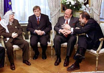 Por la izquierda, Yasir Arafat, Guy Verhofstad, Louis Michel y Javier Solana.