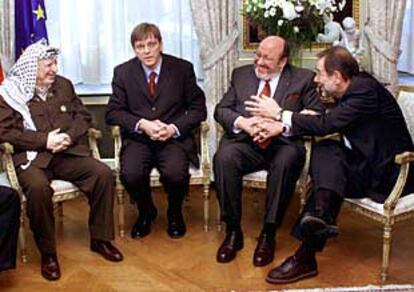 Por la izquierda, Yasir Arafat, Guy Verhofstad, Louis Michel y Javier Solana.