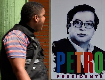 Un cartel electoral de Gustavo Petro en Cali, Colombia.