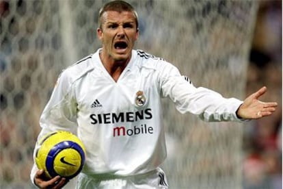 Beckham, impotente, protesta un lance del juego con el balón en una mano.
