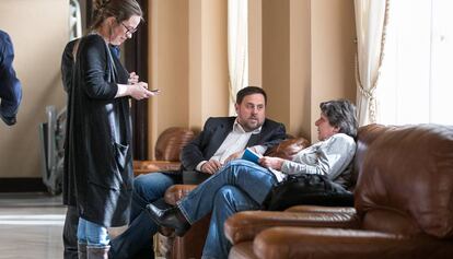 Oriol Junqueras conversa con Eulàlia Reguant (i) y Gabriela Serra (d) en el Parlament.
