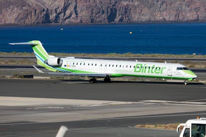 Un avi&oacute;n de B&iacute;nter se prepara para despegar en el Aeropuerto de Gran Canaria.  