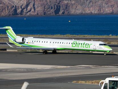 Un avi&oacute;n de B&iacute;nter se prepara para despegar en el Aeropuerto de Gran Canaria.  