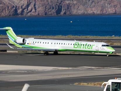 Un avión de Bínter se prepara para despegar en el Aeropuerto de Gran Canaria.