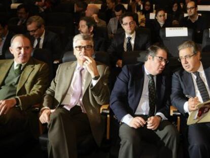El alcalde de Sevilla y exdelegado del Gobierno, Juan Ignacio Zoido (segundo por la derecha) en un acto el pasado diciembre.