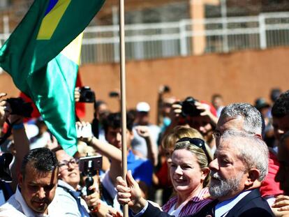 Lula é recebido por apoiadores ao chegar à sede da Justiça Federal em Curitiba. Também houve protestos.