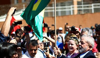 Lula é recebido por apoiadores ao chegar à sede da Justiça Federal em Curitiba. Também houve protestos.