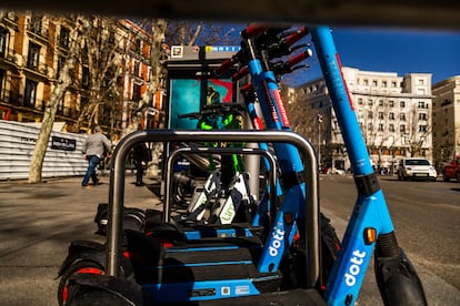 Patinetes eléctricos de las empresas Dott y Lime en la Puerta de Alcalá, en Madrid. SAMUEL SÁNCHEZ