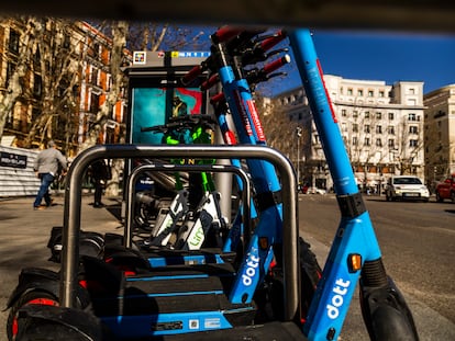 Patinetes eléctricos de las empresas Dott y Lime en la Puerta de Alcalá, en Madrid. SAMUEL SÁNCHEZ