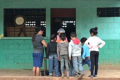 En la Escuela Silvia Rivera de García, en Comapa, los padres hacen turnos para preparar el almuerzo de los alumnos. El centro tiene casi 750 alumnos en dos turnos: mañana y tarde. 
