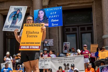familia de Eliahna Torres, una menor asesinada en Uvalde, fue una de las que acudieron a una protesta para exigir el cambio de las leyes.