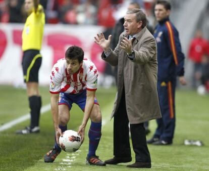 Clemente da instrucciones al equipo al tiempo que Canella recoge el balón.